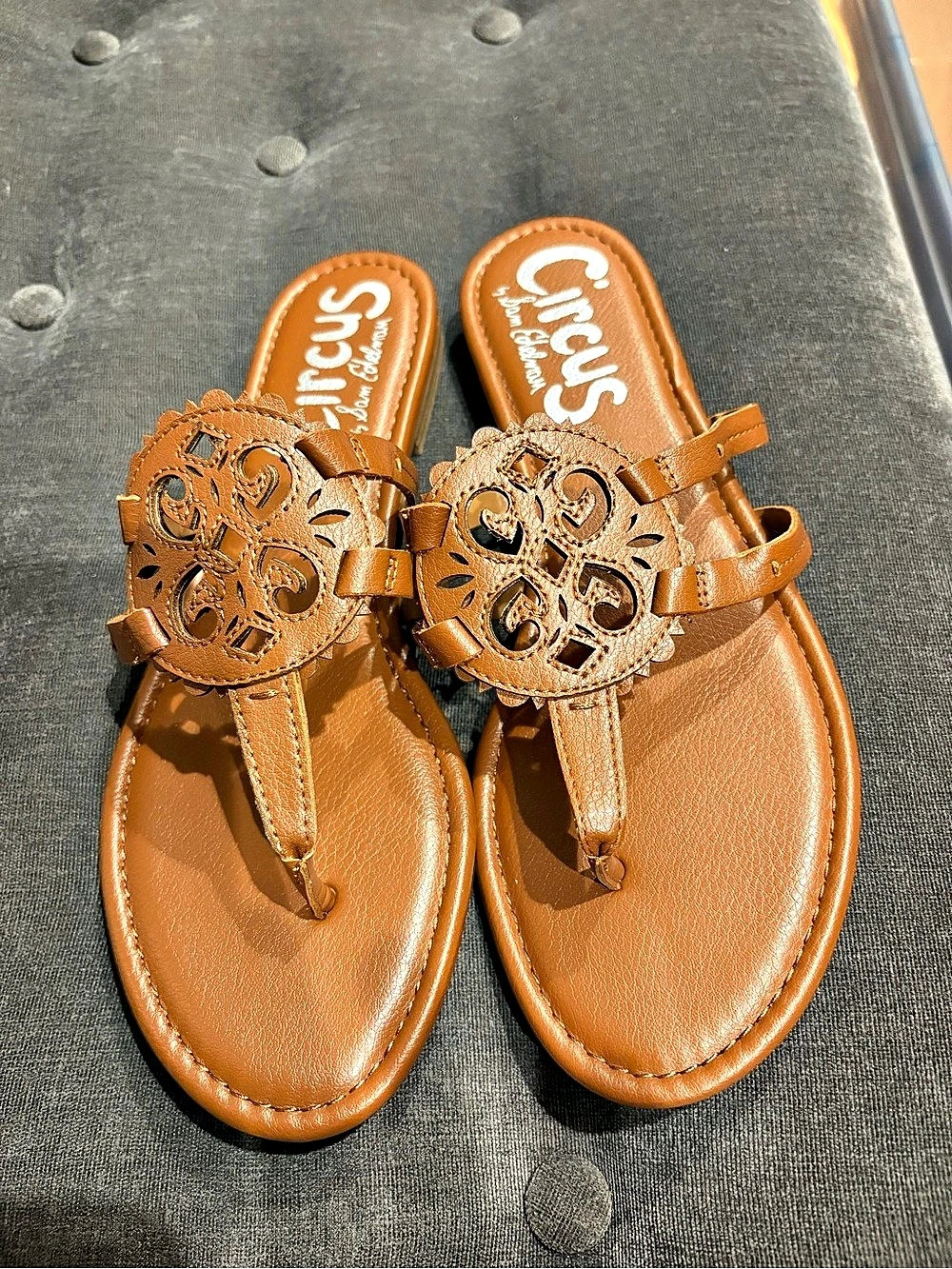 Circus by Sam Edelman Clara saddle Thong Sandal Brown Size US 10